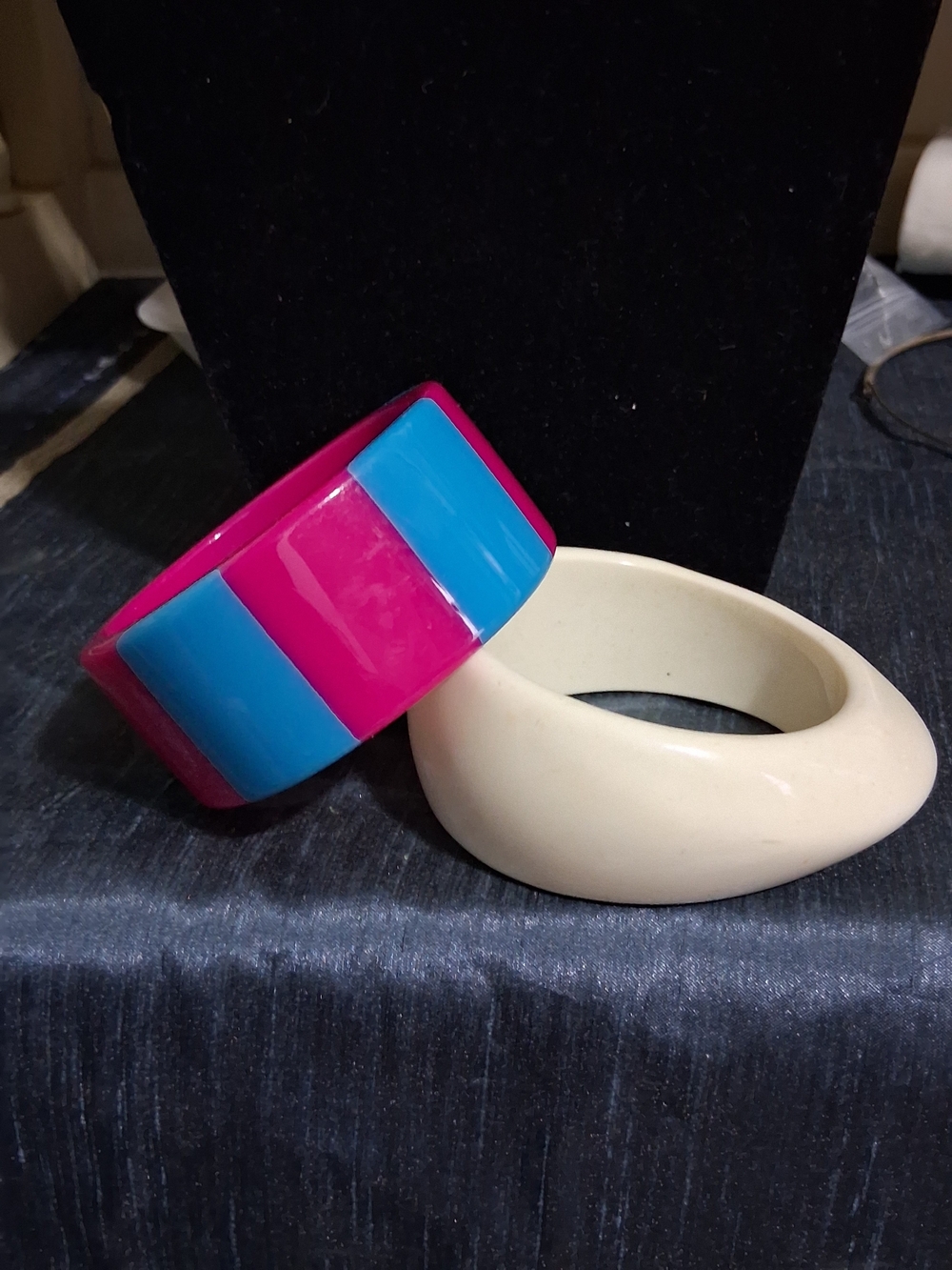Vintage Chunky Bangle Bracelet Set Mod 80s Pink Blue White Lucite Resin 2pc Lot